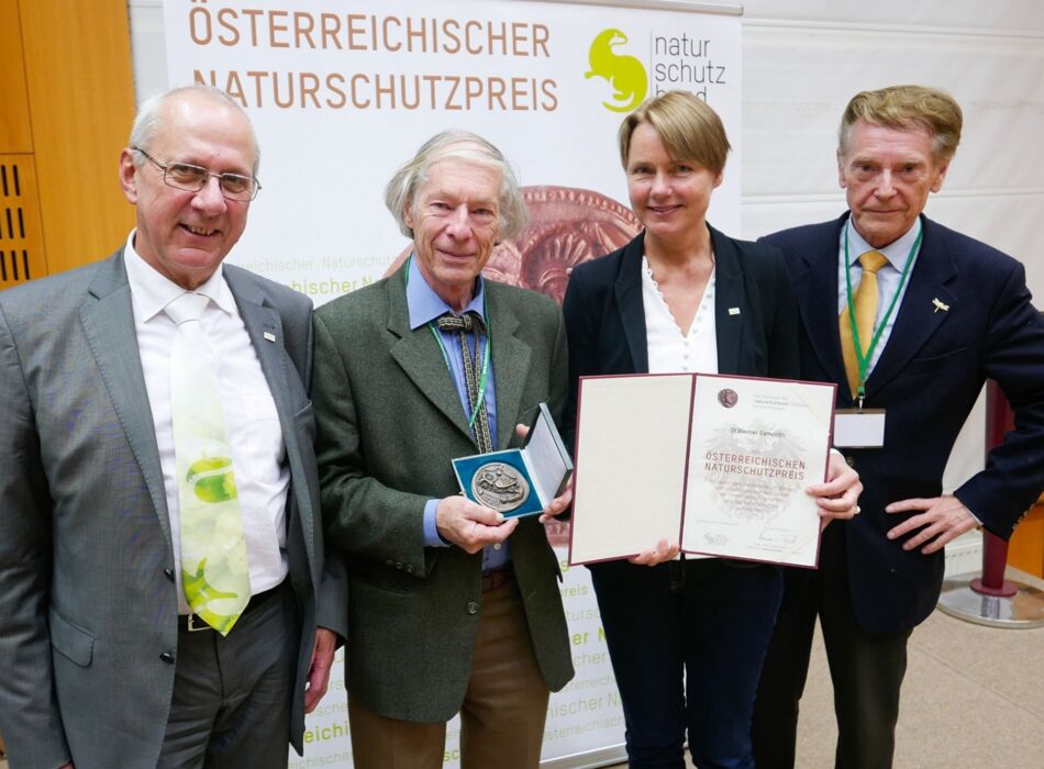 Naturschutzbund-Präsident Roman Türk, Geschäftsführerin Birgit Mair-Markart und Laudator Bernd Lötsch gratulieren Werner Gamerith (2.v.l.) ganz herzlich. (Bild: Manfred Strobl)