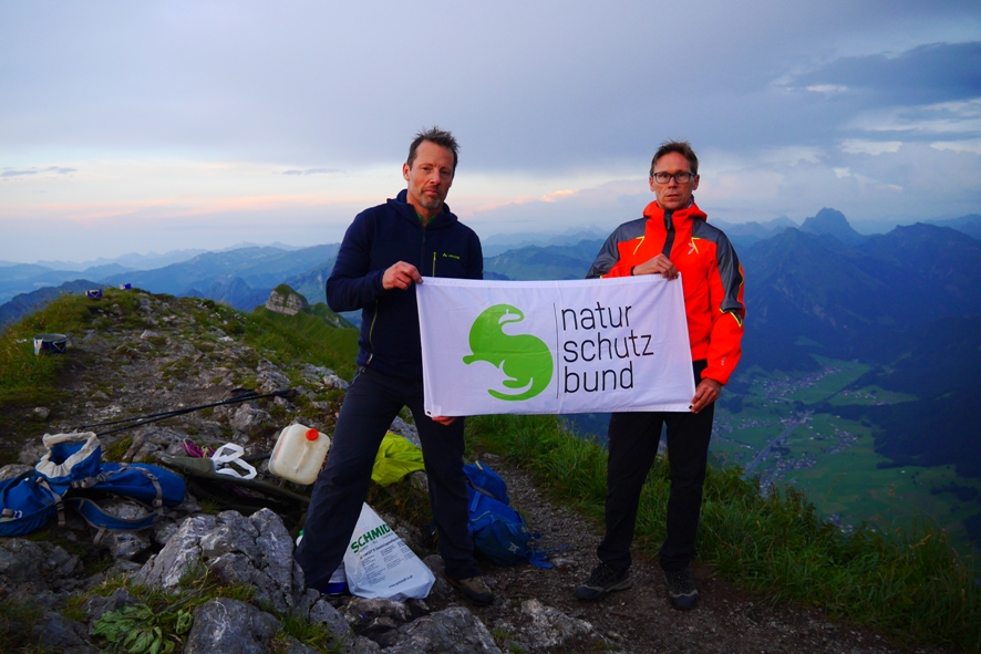 Naturschutzbund-Vorstandsmitglied MMag. Rouven Schipflinger und Rainer Schlattinger vom Alpenverein  bei den Vorbereitungen für die Lichterkette