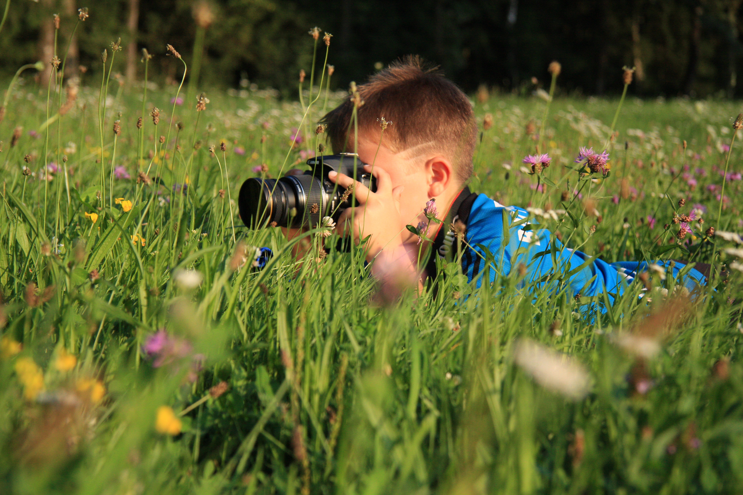 Хороший летний видео. Фотоаппарат на природе. Дети и природа. Фотограф на природе. Фотографирует природу.